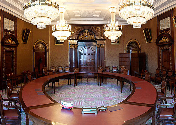 Senatssaal im Rathaus: Raum mit großen runden Tisch im Zentrum
