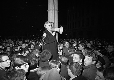 Das Rathaus und die Frauen - Bürgermeisterin Mevissen spricht auf dem Domshof mit Studierenden, Januar 1968 | Foto: Jochen Mönch Fotoarchiv SKB