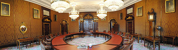 Blick in den Senatssaal mit dem großem Tisch im Zentrum