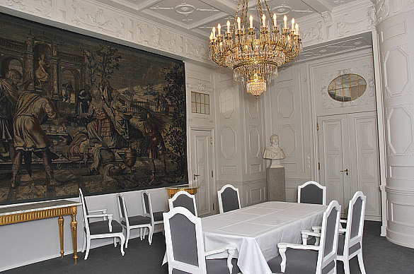 Gobelinzimmer mit sichtbaren Gobelin an der rechten Wand und Büste im Hintergrund