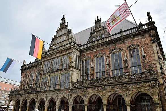 Beflaggtes Rathaus: Estland, Bundesflagge und Bremenflagge