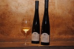 Auf dem Foto sieht man zwei Flaschen des Bremer Senatsweins und ein befülltes Glas Wein