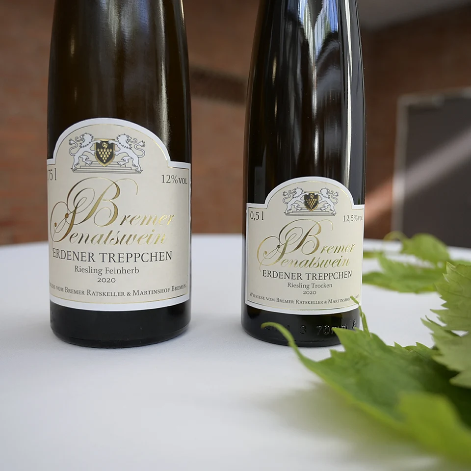 Zwei Flaschen Wein in der Nahaufnahme. Etiketten sind sichtbar.