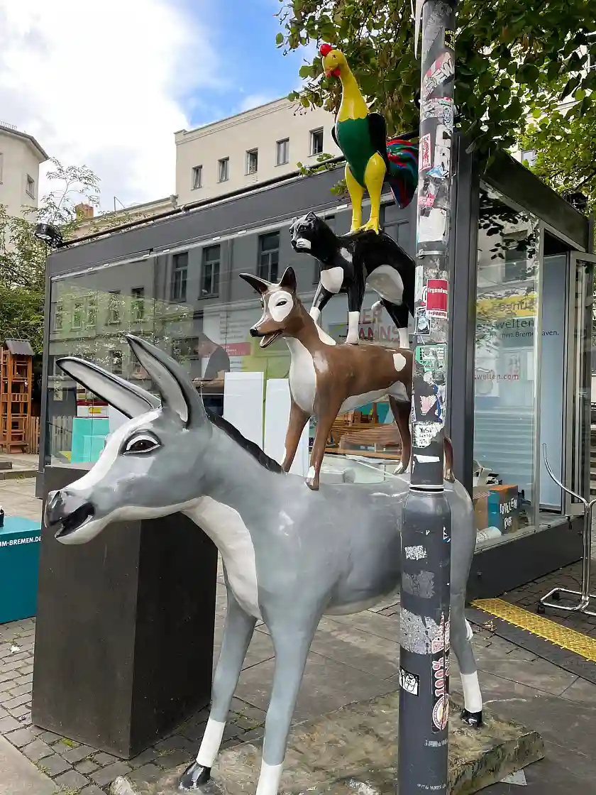 Statue der Bremer Stadtmusikanten vor dem gläsernen Ausstellungs-Container.