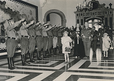 Hochzeitsfeier Heinrich Böhmckers mit Frieda Valsechi im Bremer Rathaus vor dem zu seinem Büro umfunktionierten Senatssaal im Sommer 1941 | Foto: Gudrun Grebe