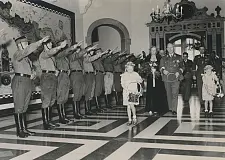 Hochzeitsfeier Heinrich Böhmckers mit Frieda Valsechi im Bremer Rathaus vor dem zu seinem Büro umfunktionierten Senatssaal im Sommer 1941