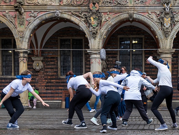 Tanz-Performance der Bremer UNESCO-Projektschulen auf dem Marktplatz 2022