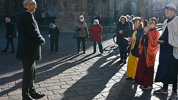 Bürgermeister Andreas Bovenschulte begrüßt die Sternsinger vor dem Bremer Rathaus, die am Dreikönigstag den Segensspruch an der Rathaustür anbringen.