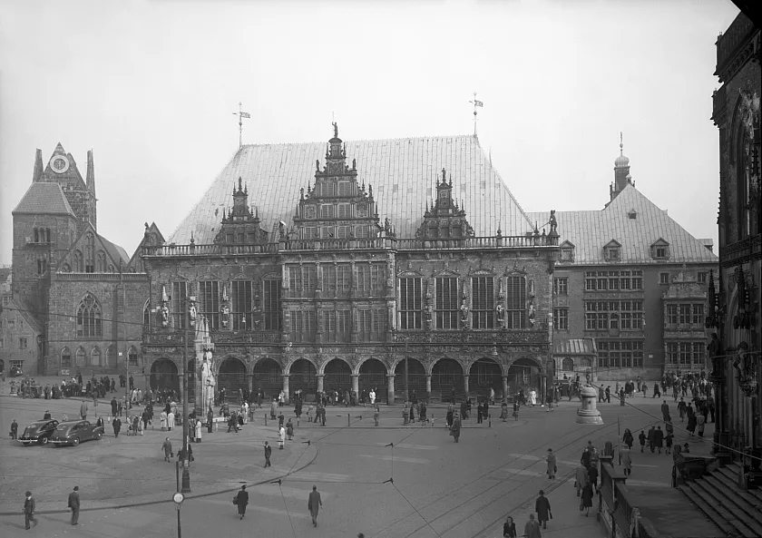 Marktplatz und Rathaus im Jahr 1947. Foto: Staatsarchiv Bremen Marktplatz und Rathaus im Jahr 1947.
