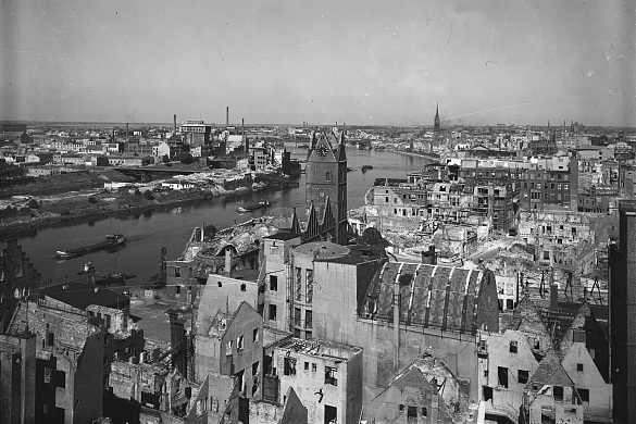Die Zerstörungen der Bremer Altstadt im Jahr 1947. Das Foto zeigt den Blick über die Böttcherstraße.