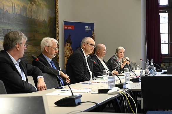 Pressekonferenz zu den Welterbetagen 2022 (von links): Senatssprecher Christian Dohle, der Leiter Staatsarchivs Bremen, Prof. Konrad Elmshäuser, Bürgermeister Dr. Andreas Bovenschulte, Landeskonservator Prof. Dr. Georg Skalecki, Protokollchefin Birgitt Rambalski. Foto: Senatspressestelle