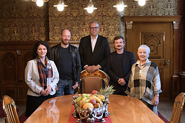 In der Güldenkammer: Bürgermeister Andreas Bovenschulte (Mitte) freute sich über den Besuch von Beate C. Arnold, Leiterin des Barkenhoff/Heinrich Vogeler Museum und der Großen Kunstschau Worpswede (li.) und der Vogeler-Urenkelin Berit Müller (re.) sowie der Schauspieler Florian Lukas (2. von re.) und Johann von Bülow (2. von li.) aus dem Film HEINRICH VOGELER – Aus dem Leben eines Träumers in der Güldenkammer.