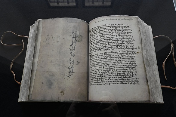 Nominiert für die Eintragung in das Weltdokumentenerbe der UNESCO (Mow): Älteste Bremer Handschrift der Hanserezesse 1398-1517. In der Ausstellung ist die Reproduktion des Originals zu sehen. Foto: Senatspressestelle