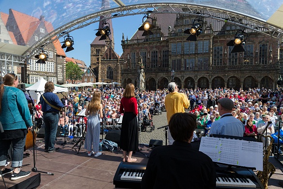 Mitsingfest-Bühne mit Blick auf das UNESCO-Welterbe Rathaus und Roland | Foto: Patric Leo