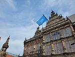 Am UNESCO-Welterbetag weht am Bremer Welterbe die Flagge der UNESCO | Foto: Peter Lohmann