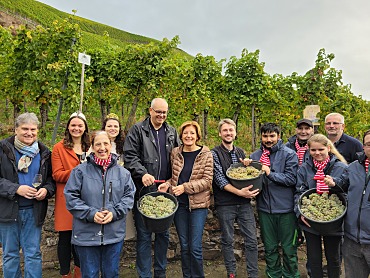 Oktober 2022 - Senatsweinlese im Bremer Weinberg in Erden an der Mosel (Erdener Treppchen). Mit Ratskellermeister Karl-Josef-Krötz, Weinköniginnen, Bremens Bürgermeister Dr. Andreas Bovenschulte, Ministerpräsidentin Malu Dreyer, Kellermeister Frederik Janus, Stefan Justen vom Verein Römerkelter e.V. und Beschäftigte des Bremer Martinshofes (v.l.n.r.) 