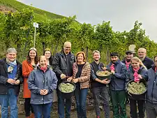 Oktober 2022 - Senatsweinlese im Bremer Weinberg in Erden an der Mosel (Erdener Treppchen). Mit Ratskellermeister Karl-Josef-Krötz, Weinköniginnen, Bremens Bürgermeister Dr. Andreas Bovenschulte, Ministerpräsidentin Malu Dreyer, Kellermeister Frederik Janus, Stefan Justen vom Verein Römerkelter e.V. und Beschäftigte des Bremer Martinshofes (v.l.n.r.)  Oktober 2022 - Senatsweinlese im Bremer Weinberg in Erden an der Mosel (Erdener Treppchen). Mit Ratskellermeister Karl-Josef-Krötz, Weinköniginnen, Bremens Bürgermeister Dr. Andreas Bovenschulte, Ministerpräsidentin Malu Dreyer, Kellermeister Frederik Janus, Stefan Justen vom Verein Römerkelter e.V. und Beschäftigte des Bremer Martinshofes (v.l.n.r.)