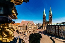 Herz und Hingucker der Hansestadt:  Das UNESCO-Welterbe Rathaus und Roland, der St. Petri-Dom und die Bremische Bürgerschaft am Marktplatz.