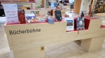 Bücherbühne im Foyer der Stadtbibliothek