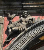 Linker Zwickel des zweiten Arkadebogens - Frauenfigur Linker Zwickel des zweiten Arkadebogens - Frauenfigur