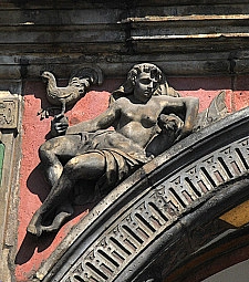 Linker Zwickel des zweiten Arkadebogens - Frauenfigur