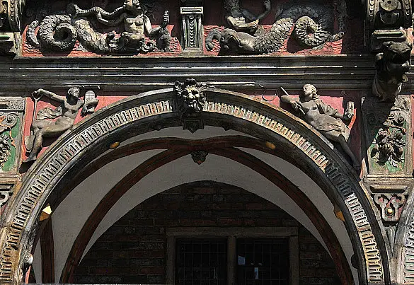 Figuren auf den Zwickeln des dritten Arkadenbogens Figuren auf den Zwickeln des dritten Arkadenbogens
