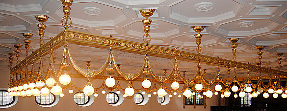 Jugendstilleuchter im Festsaal. Goldfarben mit kleinen weißen Kugeln