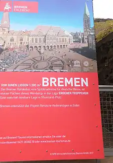 Eine große Informationstafel mit dem Weinberg an der Mosel 