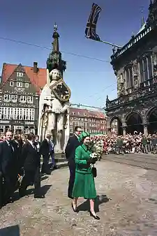 Der ehemalige Bürgermeister Hans Koschnick und Königin Elisabeth II. bei ihrem Staatsbesuch in Bremen 1978. Der ehemalige Bürgermeister Hans Koschnick und Königin Elisabeth II. bei ihrem Staatsbesuch in Bremen 1978.