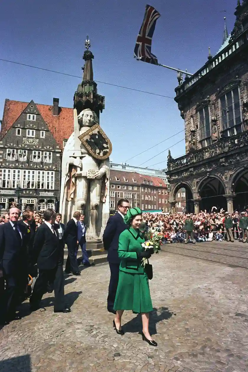 Der ehemalige Bürgermeister Hans Koschnick und Königin Elisabeth II. bei ihrem Staatsbesuch in Bremen 1978.