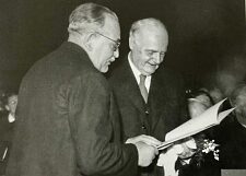 Wilhelm Kaisen überreicht Rudolf Alexander Schröder die Stiftungsurkunde des Bremer Literaturpreises am 27.1.1953. 