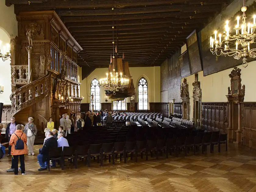 Innenaufnahme der oberen Halle mit einer Besuchergruppe die den Raum besichtigt.