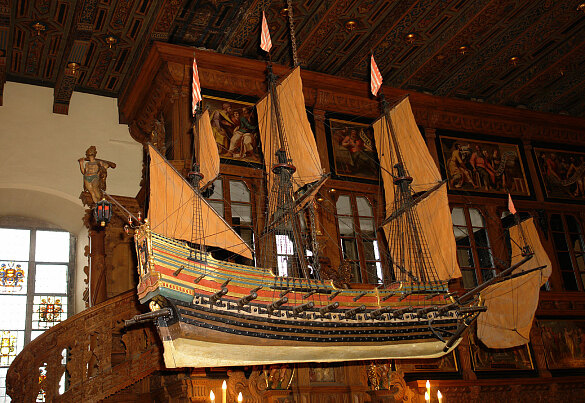 Orlogschiff in der oberen Halle des Rathauses. Das Segelschiff hängt von der Decke