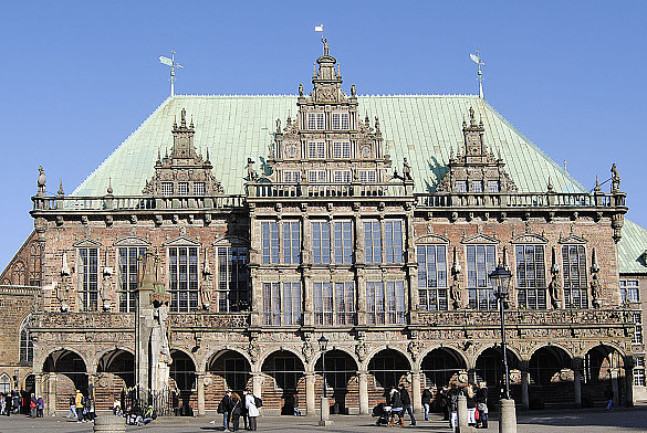 Das Rathaus vor der Dachsanierung mit grünem Kupferdach