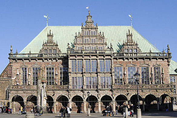 Das Rathaus vor der Dachsanierung mit grünem Kupferdach 
˜ Bildnachweis: Senatspressestelle