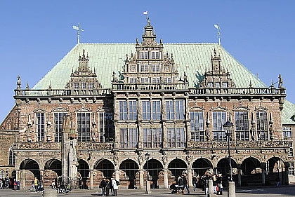 Das Rathaus vor der Dachsanierung mit grünem Kupferdach 
˜ Bildnachweis: Senatspressestelle