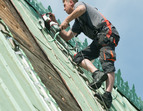 Arbeit am Dachfirst: Aufschneiden der Falze zwischen den alten Kupferscharren ©LIS/Michael Schnelle