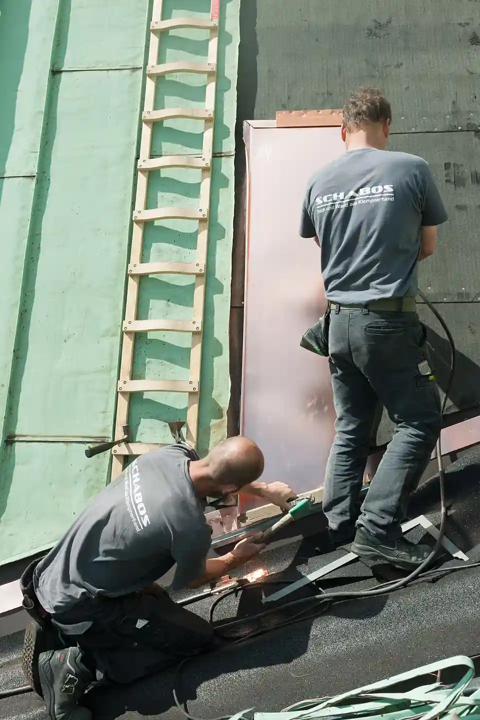 Montage der ersten neuen Kupferscharren &copy;LIS/Michael Schnelle