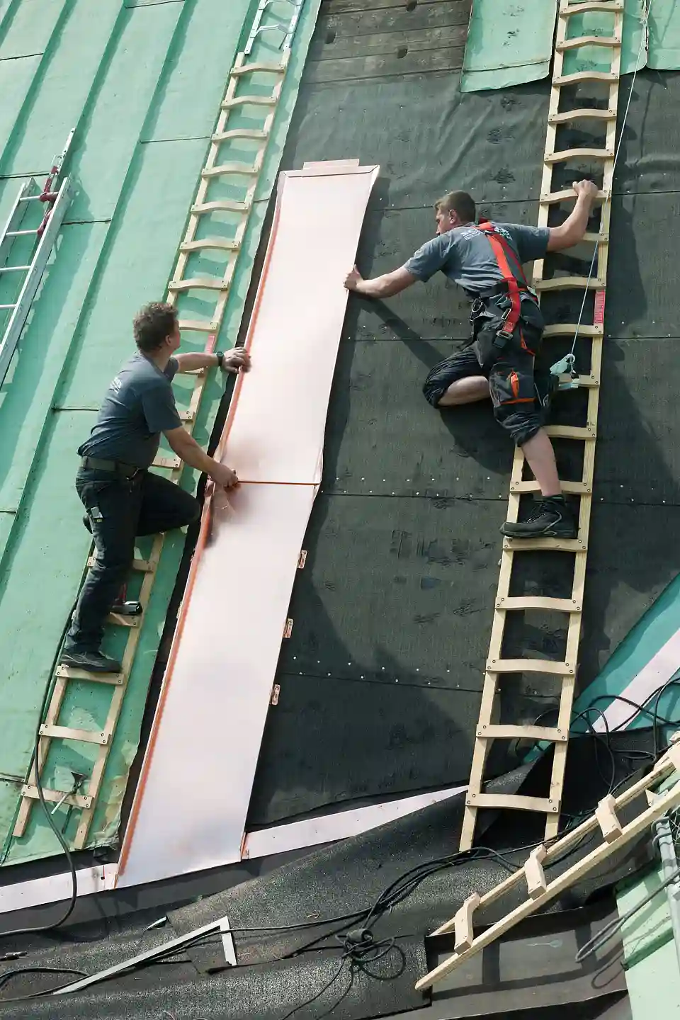 Montage der ersten neuen Kupferscharren &copy;LIS/Michael Schnelle