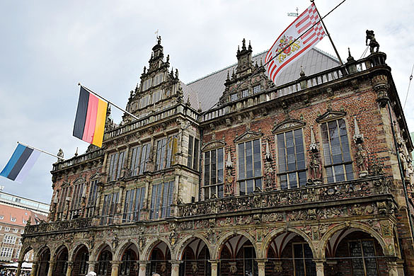 Bremer Rathaus mit Europaflagge, Bundesflgge und Bremer Speckflagge 
˜ Bildnachweis: Senatspressestelle