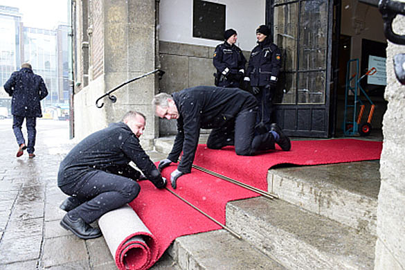 Mitarbeiter des Rathauses bereiten den roten Teppich vor 
˜ Bildnachweis: Senatspressestelle