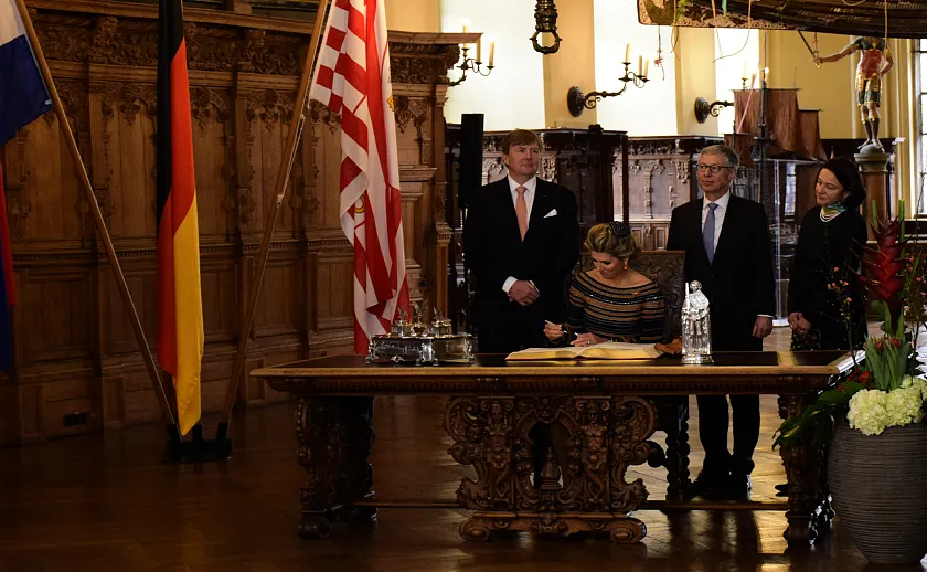 Königin Máxima der Niederlande trägt sich in das Goldene Buch der Freien Hansestadt Bremen ein 
˜ Bildnachweis: Senatspressestelle
