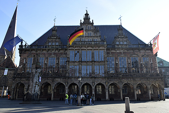 Rathaus mit den drei Flaggen: Speckflagge, Deutschlandflagge, EU-Flagge 
˜ Bildnachweis: Senatspressestelle