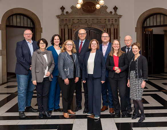 Der Senat mit dem Bevollmächtigten des Landes beim Bund und für Europa (von links): Ulrich Mäurer, Özlem Ünsal, Kathrin Moosdorf, Bürgermeister Dr. Andreas Bovenschulte, Sascha Karolin Aulepp, Bevollmächtigter Dr. Olaf Joachim, Dr. Claudia Schilling, Claudia Bernhard, Bürgermeister Björn Fecker, Kristina Vogt. 