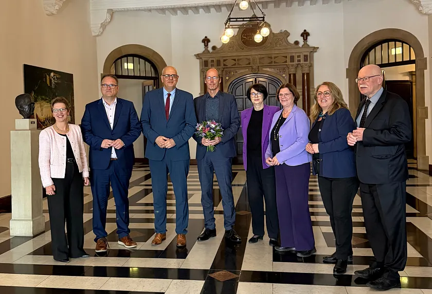 Der Bremer Senat (von re.): Von links: Senatorin für Arbeit, Soziales, Jugend und Integration und Senatorin für Justiz und Verfassung Dr. Claudia Schilling, Bürgermeister und Senator für Finanzen Björn Fecker, Bürgermeister Dr. Andreas Bovenschulte, Senator für Kinder und Bildung Mark Rackles, Senatorin für Gesundheit, Frauen und Verbraucherschutz Claudia Bernhard, Senatorin für Wirtschaft, Häfen und Transformation Kristina Vogt, Senatorin für Bau, Mobilität und Stadtentwicklung Özlem Ünsal und Senator für Inneres und Sport Ulrich Mäurer.