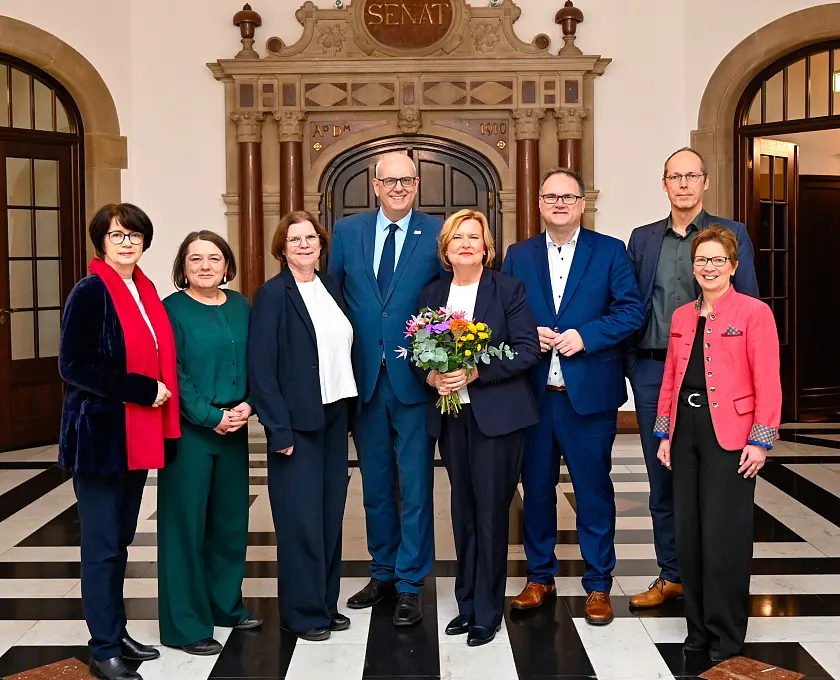 Der Senat (vorne links): Claudia Bernhard (Senatorin für Gesundheit, Frauen und Verbraucherschutz), Henrike Müller (Senatorin für Umwelt, Klima und Wissenschaft), Kristina Vogt (Senatorin für Wirtschaft, Häfen und Transformation), Bürgermeister Dr. Andreas Bovenschulte (Präsident des Senats), Dr. Eva Högl (Senatorin für Inneres und Sport), Bürgermeister Björn Fecker (Senator für Finanzen), Mark Rackles (Senator für Kinder und Bildung) und Dr. Claudia Schilling (Senatorin für Arbeit, Soziales, Jugend und Integration, Senatorin für Justiz und Verfassung)