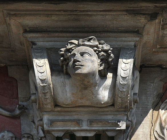 Frau mit Schleife und Blüten im Haar