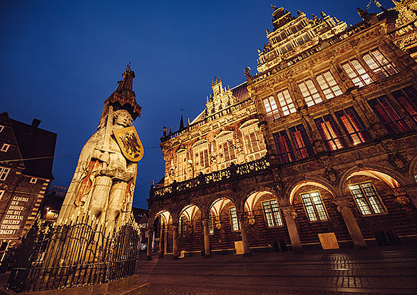 Roland und Rathaus zur blauen Stunde