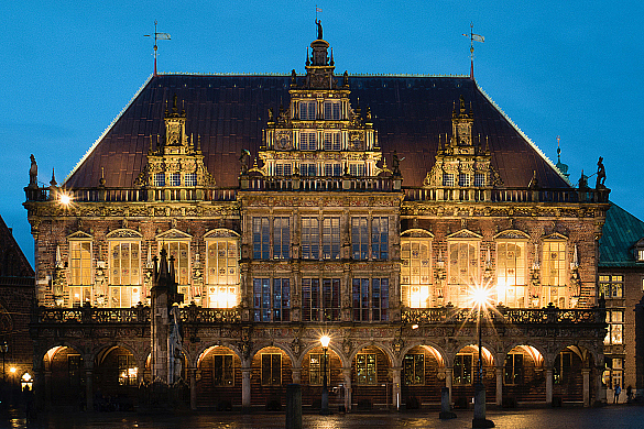 Das beleuchtete Rathaus mit neuem Kupferdach 
˜ Bildnachweis: Senatspressestelle