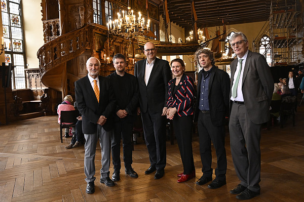 Verleihung des Bremer Literaturpreises: Bürgermeister Dr. Andreas Bovenschulte (3. v.li.) mit den Preisträgern Thomas Stangl (2. v.re.) und Martin Kordić ( 2.v.li.) sowie den Jurymitgliedern Michael Sieber, Barbara Lison und Dr. Lothar Müller (v.li.).